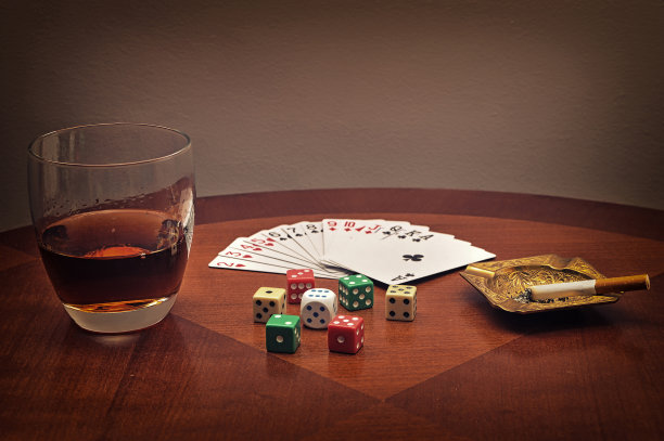酒精，纸牌，骰子和香烟图片下载