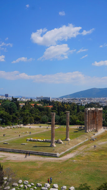 一个春天的早晨，雅典历史中心，阿提卡，希腊，奥林匹亚宙斯神庙的标志性柱子的航拍照片图片下载