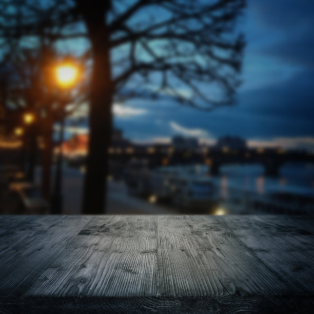 有深色天际线的旧木桌图片下载