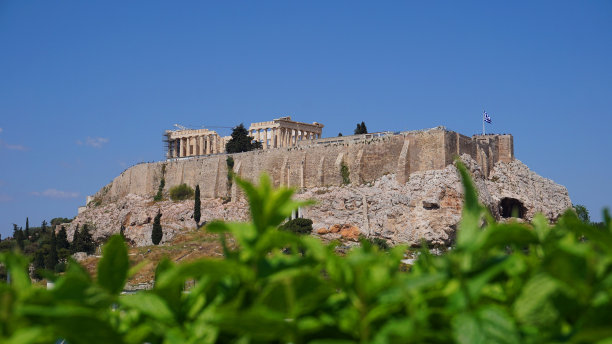 一个春天的早晨，雅典历史中心，阿提卡，希腊，奥林匹亚宙斯神庙的标志性柱子的航拍照片图片下载