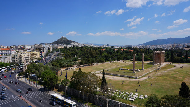 一个春天的早晨，雅典历史中心，阿提卡，希腊，奥林匹亚宙斯神庙的标志性柱子的航拍照片图片下载