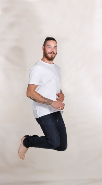 迷人的年轻城市男子跳图片下载