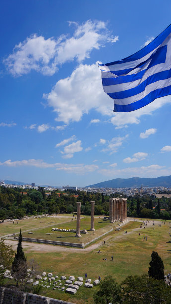 一个春天的早晨，雅典历史中心，阿提卡，希腊，奥林匹亚宙斯神庙的标志性柱子的航拍照片图片下载