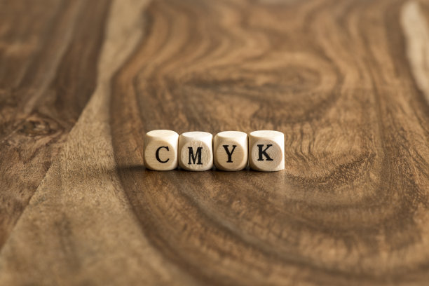 单词CMYK在木制立方体上图片下载