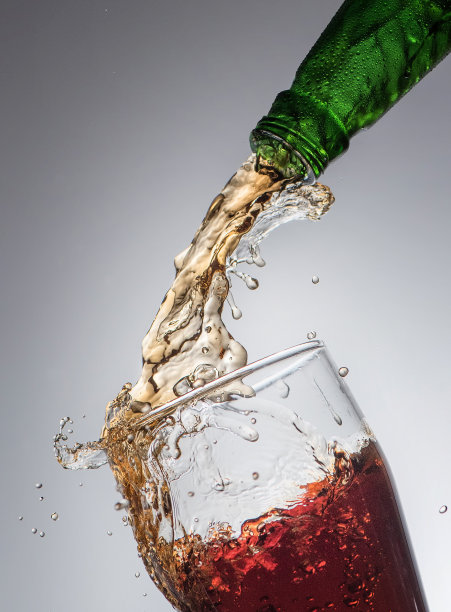 啤酒从瓶子里喷到玻璃杯里图片下载