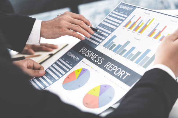 两个商人一边看报告一边进行讨论图片下载