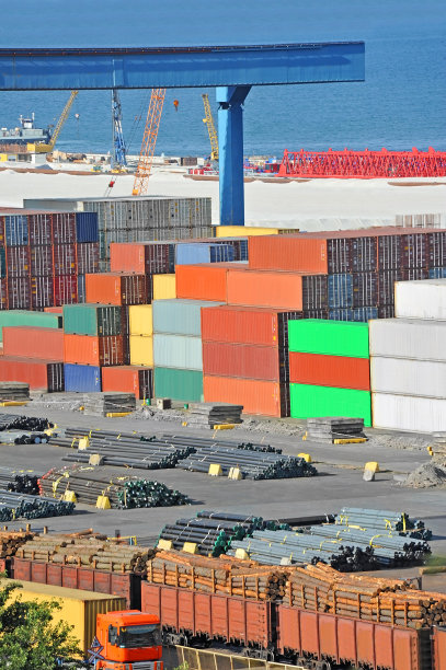 集装箱，木材和火车在港口图片下载