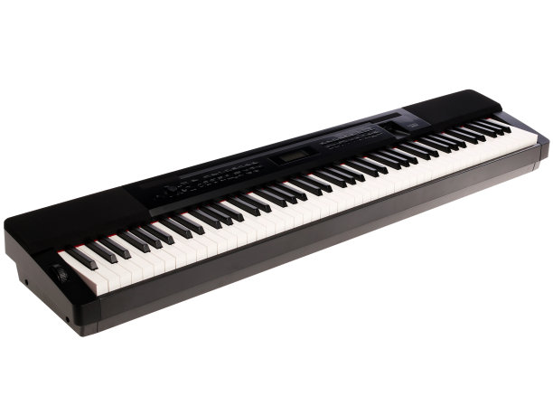 白色背景上的电子钢琴。隔离图片下载