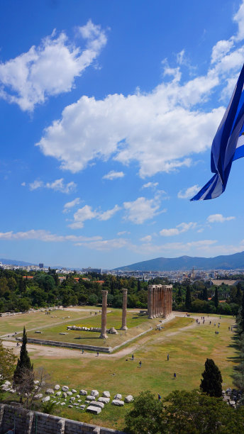 一个春天的早晨，雅典历史中心，阿提卡，希腊，奥林匹亚宙斯神庙的标志性柱子的航拍照片图片下载