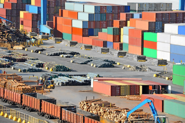 集装箱，木材和火车在港口图片下载