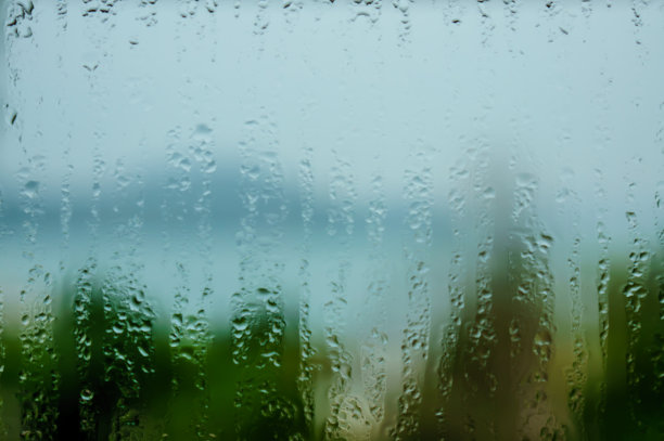 模糊抽象的背景视图雨滴在窗户表面图片下载