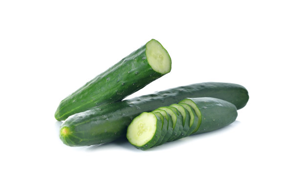白色背景上的整个和切好的日本黄瓜图片下载