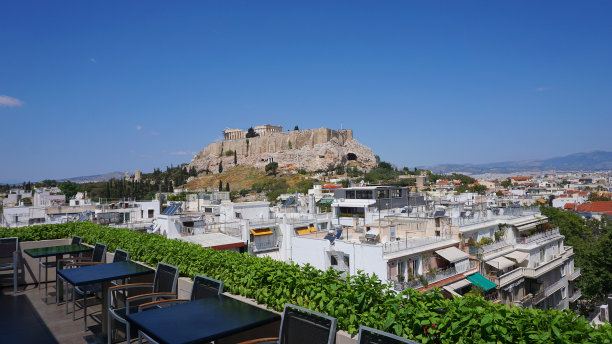 一个春天的早晨，雅典历史中心，阿提卡，希腊，奥林匹亚宙斯神庙的标志性柱子的航拍照片图片下载