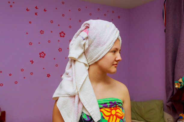 年轻漂亮的白人女人洗澡后图片下载