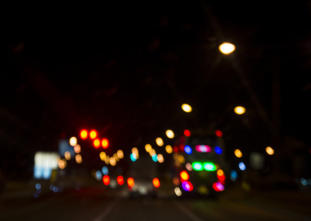 摘要在夜间交通拥挤中车辆的圆形散焦颜色，模糊了夜间城市中交通灯的背景图片下载