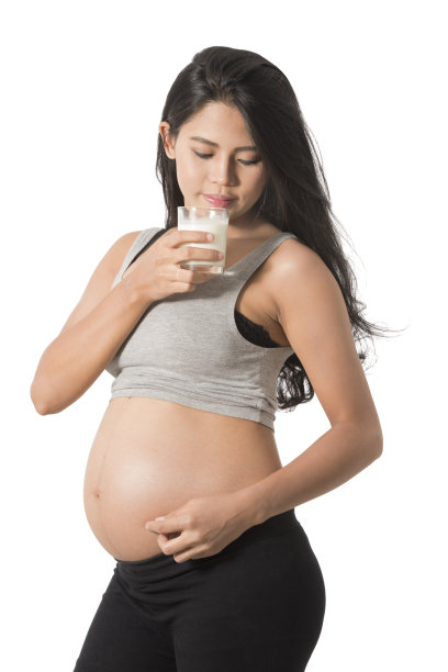 亚洲孕妇喝牛奶图片下载