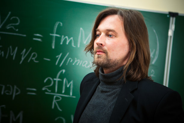 深思熟虑的教授图片下载