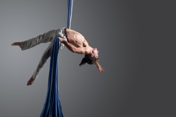 男子表演空中丝绸舞图片下载