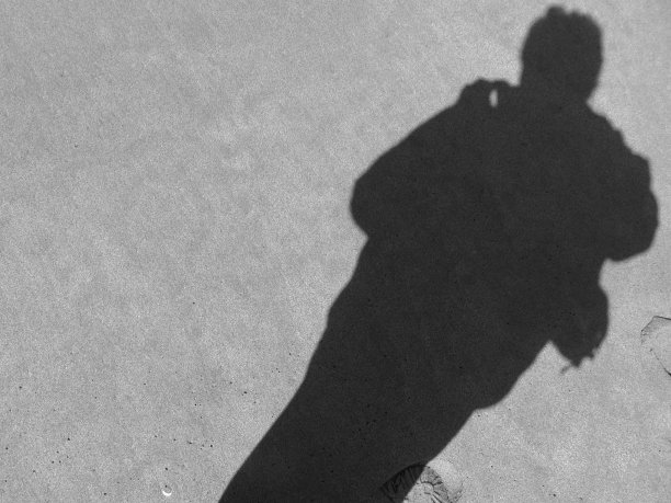 沙滩上摄影师的影子图片下载