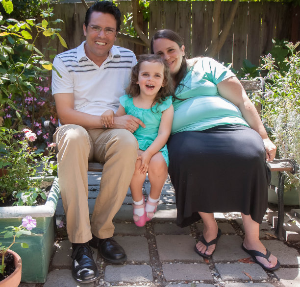 幸福家庭与怀孕的母亲图片下载