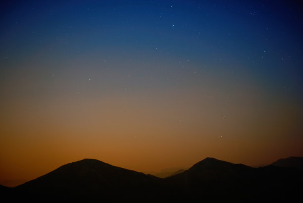 布满星星的红色夜空图片下载