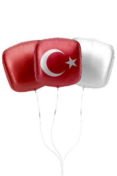 气球代表土耳其国旗漂浮在白色的背景下图片下载