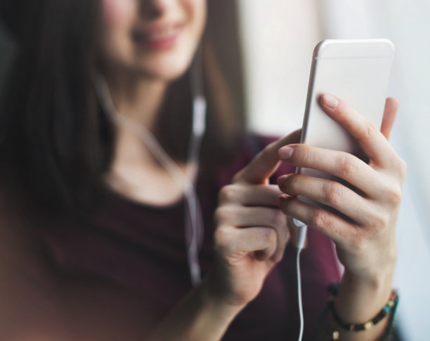 女人听音乐媒体娱乐放松概念素材图片