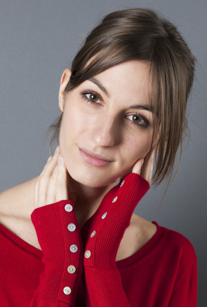 想想美丽的20多岁的女人触摸她的脸以获得安静图片下载