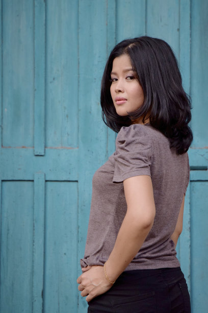 东方的亚洲女人在蓝色的门前图片下载
