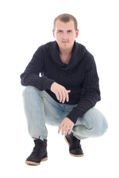 年轻有魅力的男子在冬天的衣服上孤立地坐在白色图片下载