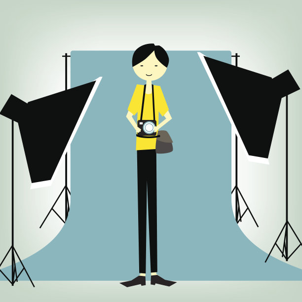 摄影师拿着相机站在摄影棚里图片下载