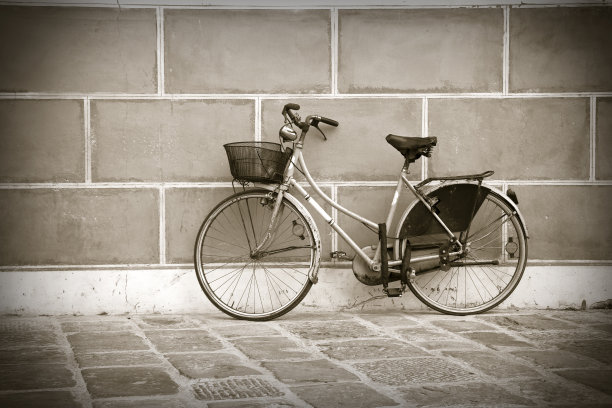 靠墙的旧自行车图片下载