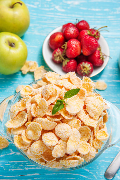 蓝色的木桌上放着一碗麦片和水果图片下载