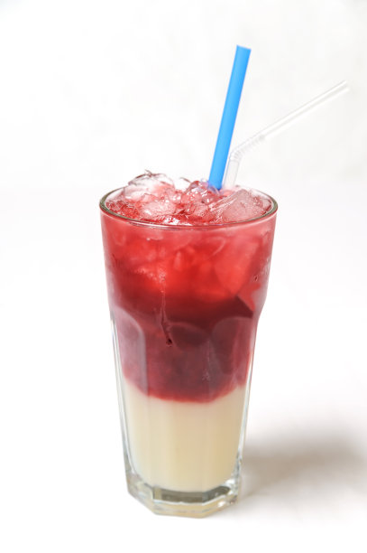 清凉的夏日鸡尾酒。图片下载