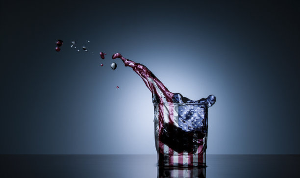 美国国旗颜色的液体溢出玻璃图片下载