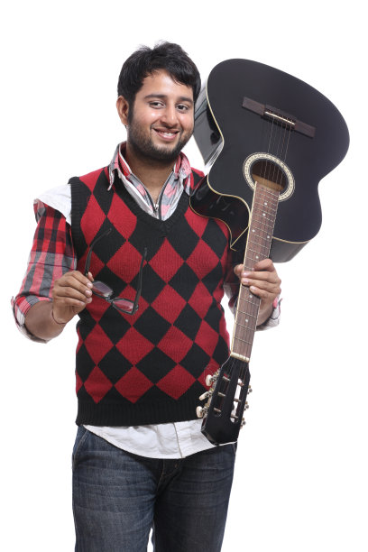 年轻漂亮的吉他演奏者图片下载