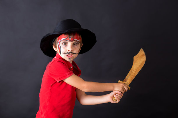 两个孩子，兄弟，画成老虎和海盗，在一起玩耍图片下载