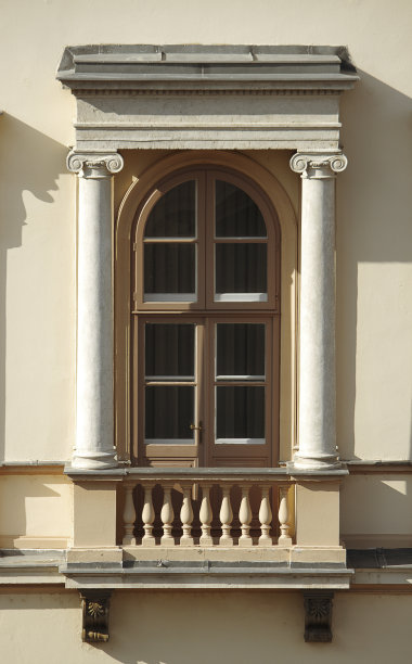 带法式阳台的窗户。图片下载