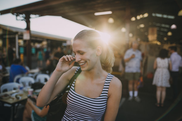 快乐的游客在维多利亚女王市场素材图片
