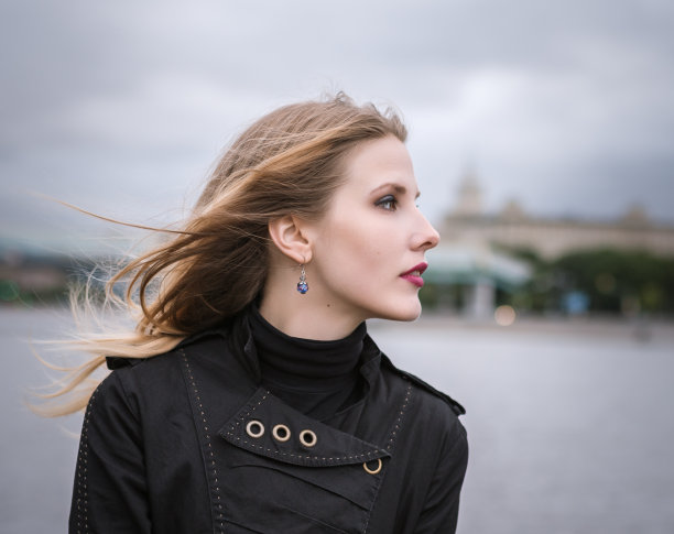 户外美女肖像。图片下载