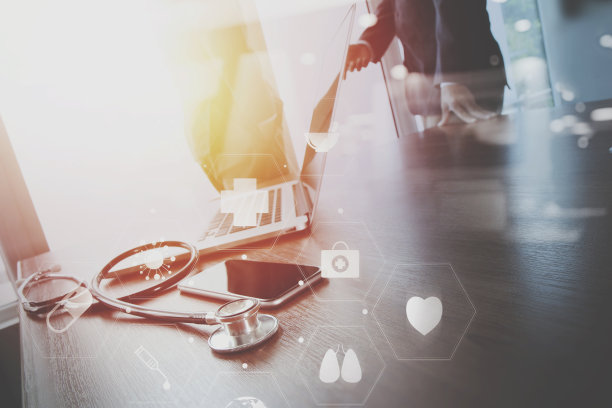 身穿白色制服大褂的医生用VR图标图咨询商人病人作为医院的专业理念图片下载