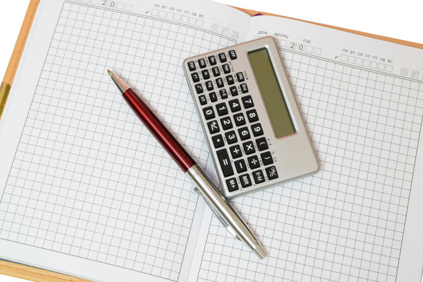 红笔笔记本和计算器图片下载