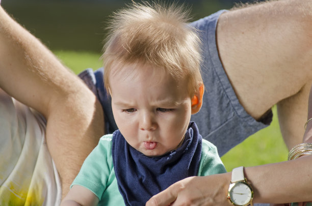小男孩玩图片下载