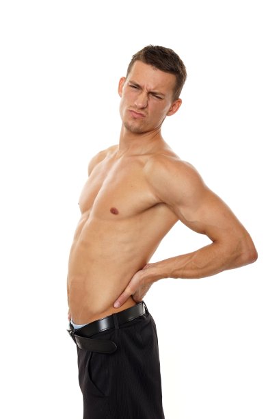 一个背部疼痛的年轻人图片下载