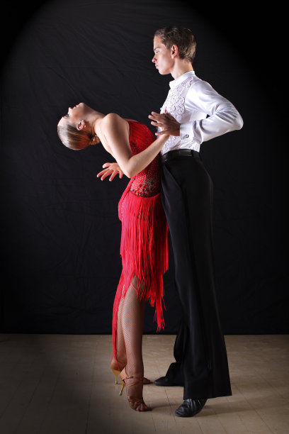 拉丁裔舞者在舞厅对抗黑人图片下载