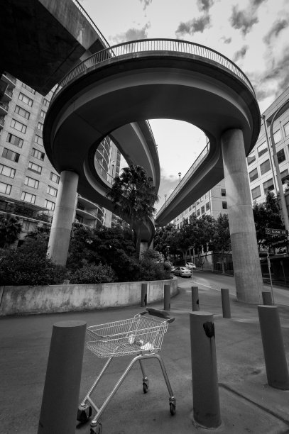 被遗弃在街上的购物车图片下载