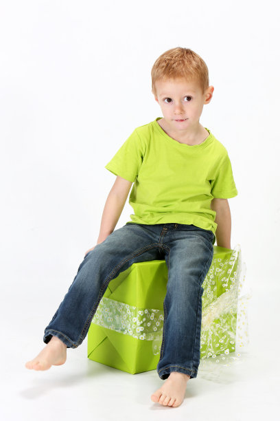 男孩和礼物图片下载