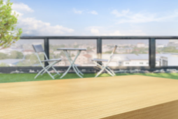 露台背景上的空木桌图片下载