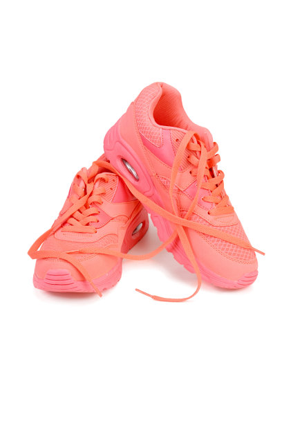 白色背景上的粉色运动鞋图片下载