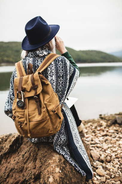 年轻女子的肖像穿着斗篷和帽子图片下载